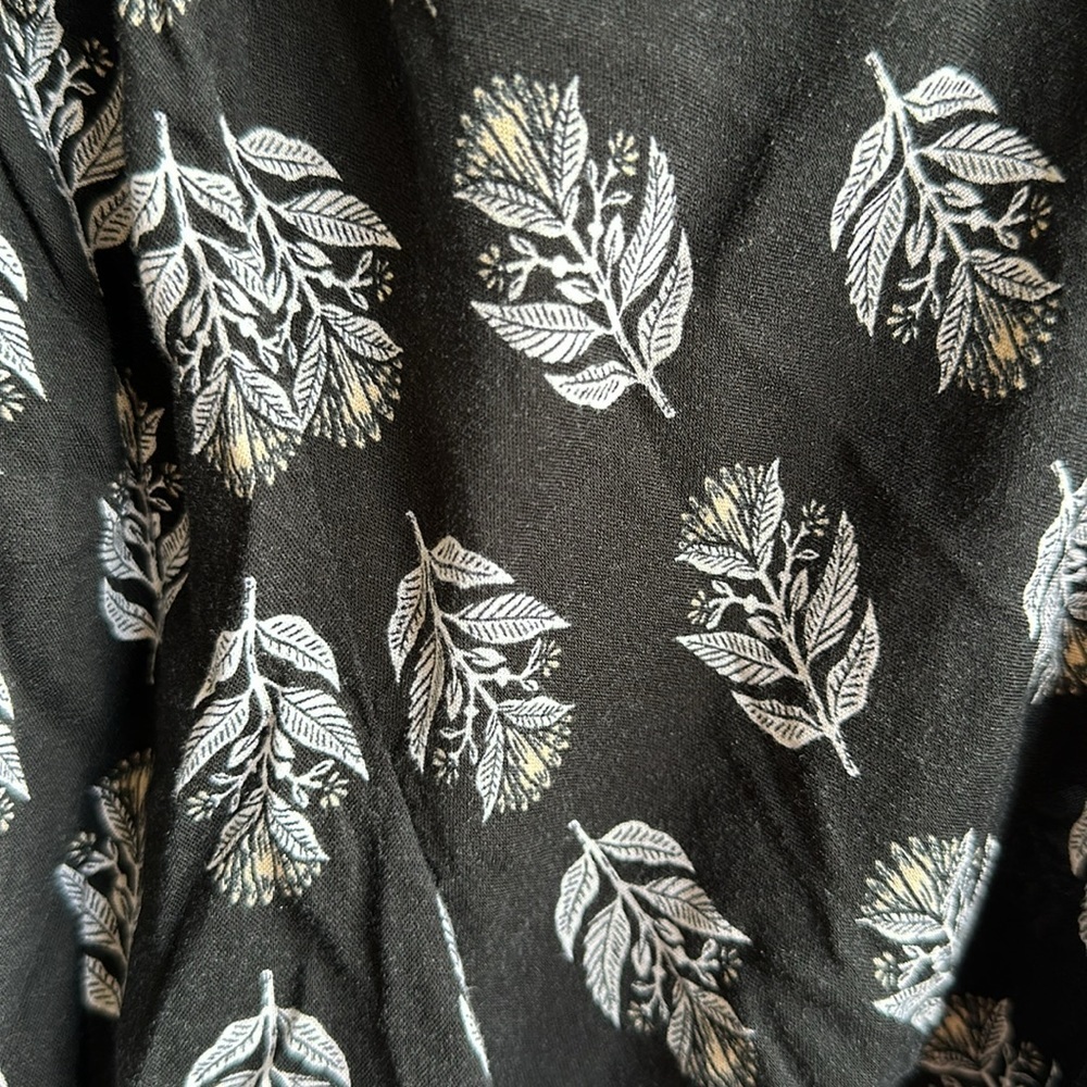 Old Navy black boho crop top with back cutout, size L - Picture 2 of 7